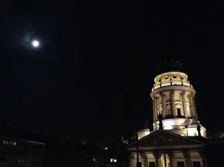 ירח מעל ה-Deutscher Dom
