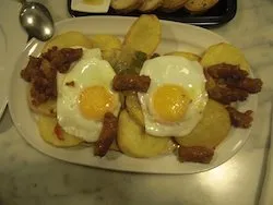 ביצים שבורות: תפוחי אדמה, נקניקיות וירקות