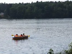 ילדים חותרים באגם