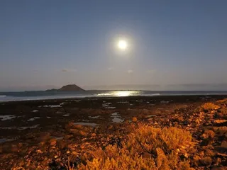 בלילות של ירח מלא, ממול האי לובוס